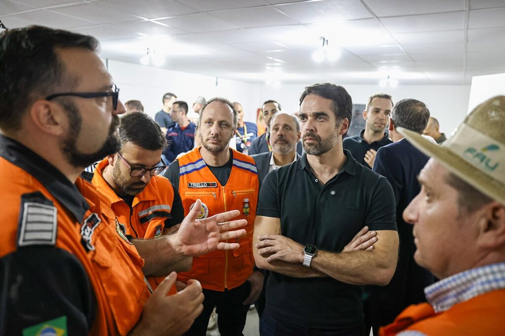 Agentes da Defesa Civil conduzem vistoria técnica em Erechim, RS.