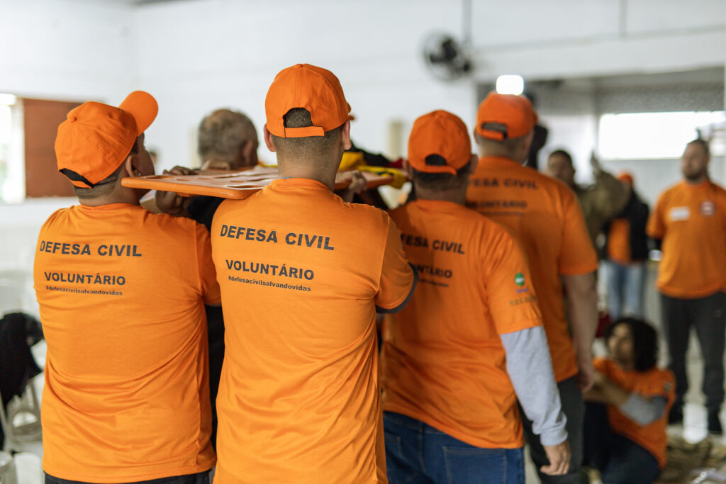 Voluntários de um Núcleo Comunitário de Defesa Civil (NUPDEC) durante treinamento.