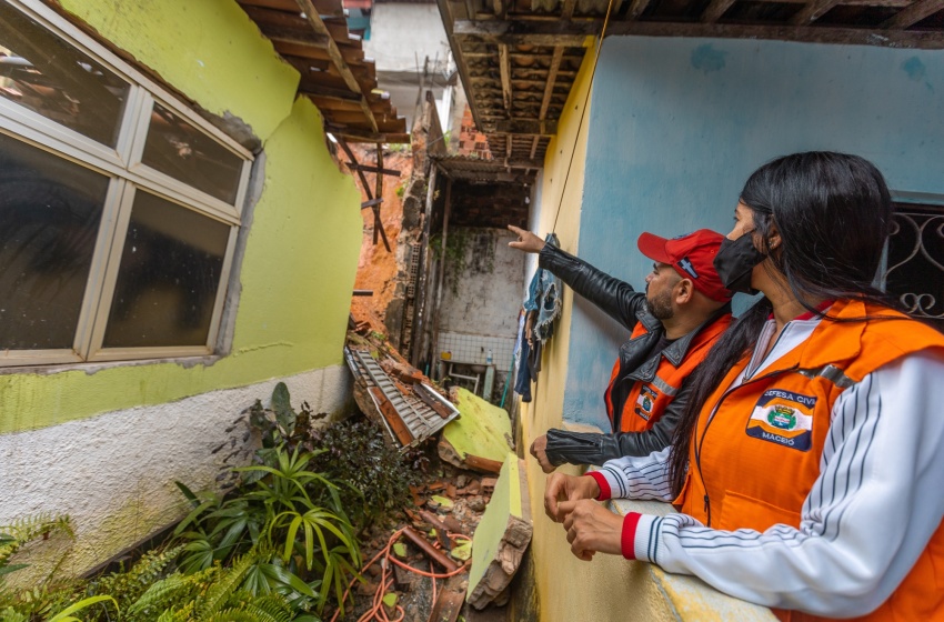 Agentes da Defesa Civil de Maceió avaliam estrutura com risco de desabamento durante vistoria técnica.
