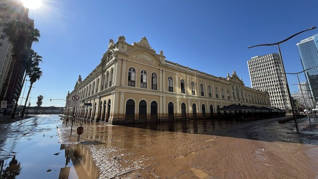 Prédio histórico do Mercado Público de Porto Alegre cercado por água barrenta durante a enchente de maio de 2024 — imagem ilustrativa, não é do caso do Rio Negro citado no texto.