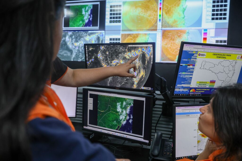 Equipe de Defesa Civil de Santa Catarina monitorando radar e alertas de temporal durante simulado. Foto: Thiago Kaue/Secom-SC.