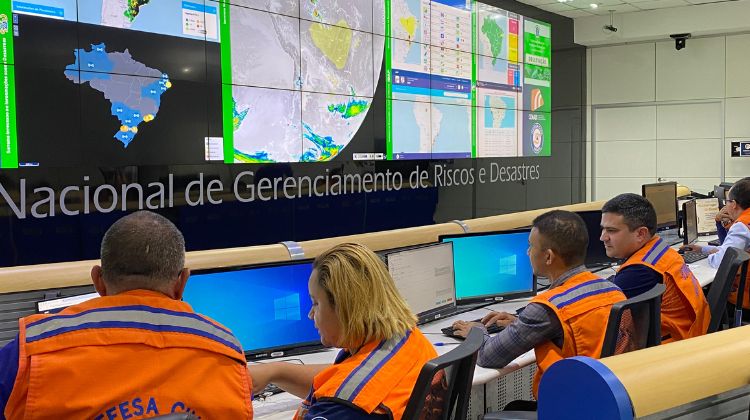 Sala de operações da Defesa Civil: referência para quem quer entender o que é Defesa Civil no Brasil.
