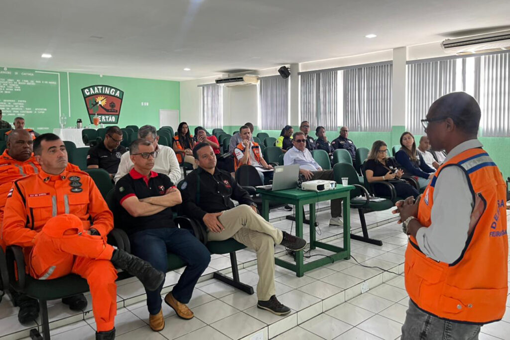Representantes de diferentes órgãos do SINPDEC reunidos em auditório durante encontro institucional