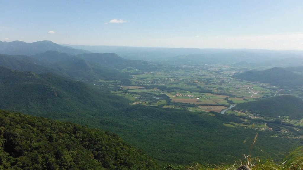 Vista aérea de um vale fluvial na Serra do Tabuleiro (SC) — imagem ilustrativa do conceito de bacia hidrográfica, não do Rio Negro citado no texto.