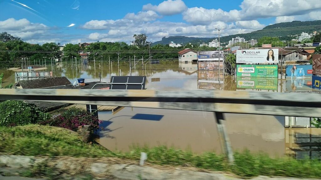 Rua e casas cobertas por água barrenta durante enchente em Rio do Sul (SC) em outubro de 2023 — imagem ilustrativa, não é do caso do Rio Negro citado no texto.