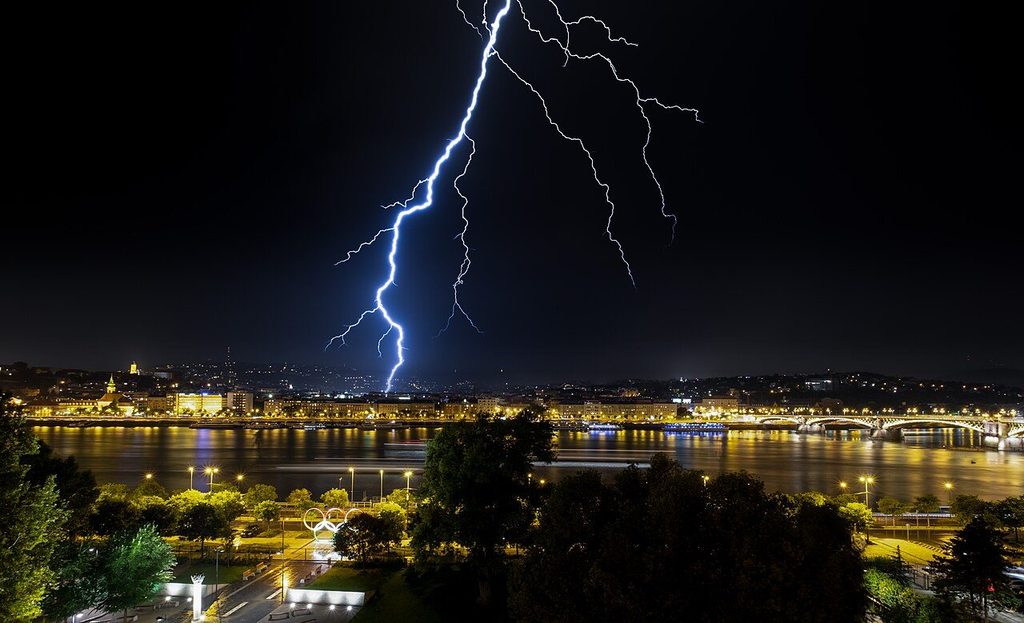 Raio riscando o céu durante uma tempestade elétrica.