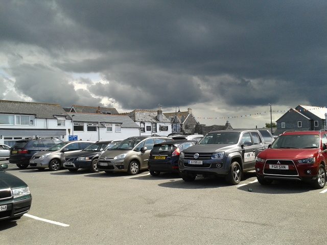 Céu escurecido por nuvens de tempestade sobre bairro residencial, representando o momento de decisão diante de uma emergência climática — imagem ilustrativa.