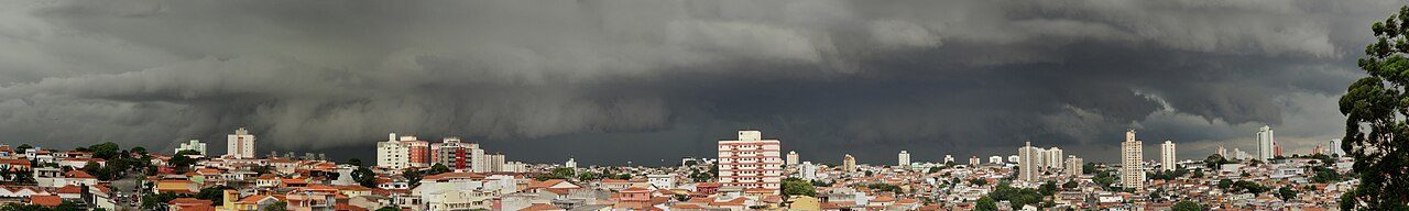 Nuvem de tempestade severa (shelf cloud) avançando sobre o céu de São Paulo, ilustrando o tipo de sistema climático que também atingiu o Rio Grande do Sul em setembro de 2026 — imagem ilustrativa, não é do caso específico.
