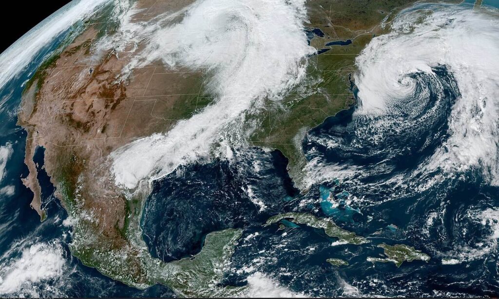 Imagem do satélite GOES mostrando dois grandes sistemas de tempestade sobre a América do Norte, vistos do espaço — o mesmo tipo de satélite (GOES-16) usado para monitorar tempestades também na América do Sul. Imagem ilustrativa, não retrata o evento no Rio Grande do Sul nem a região Sul do Brasil.